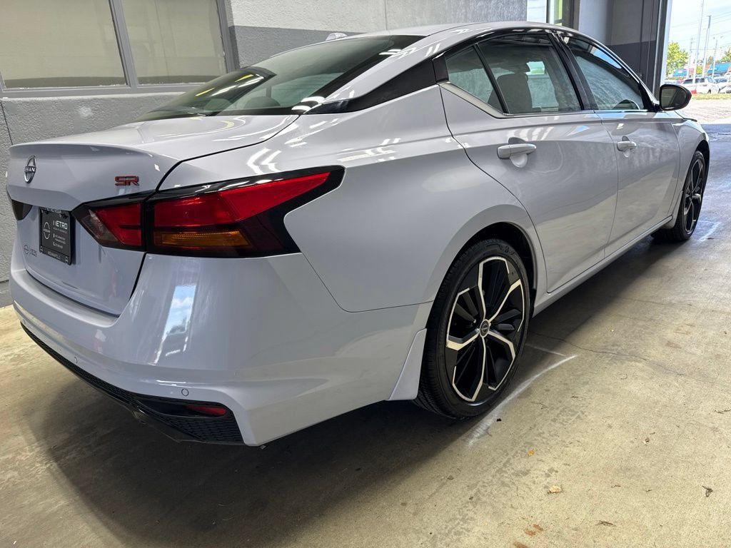Used 2024 Nissan Altima 2.5 SR FWD image 7