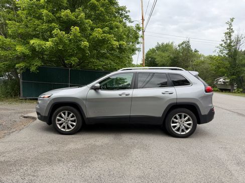 Used 2016 Jeep Cherokee Limited w/ Luxury Group AWD/4WD image 4