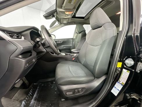 Used 2021 Toyota RAV4 XLE w/ Convenience Package AWD/4WD image 4
