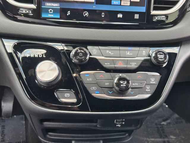 Used 2026 Chrysler Pacifica Select FWD image 17