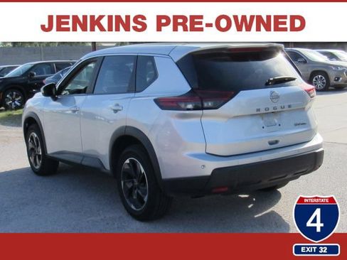 Used 2024 Nissan Rogue SV AWD/4WD image 8