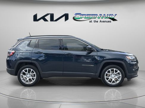 Used 2024 Jeep Compass Latitude AWD/4WD image 7