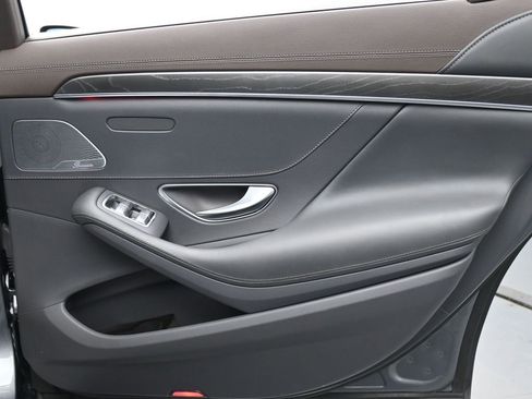 Used 2018 Mercedes-Benz S 560 4MATIC Sedan w/ Premium Package image 21