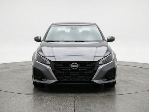 Used 2025 Nissan Altima 2.5 SV image 2