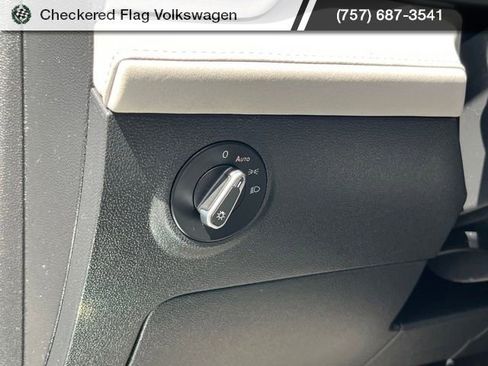 Used 2025 Volkswagen Taos SE image 16