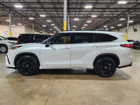 Used 2023 Toyota Highlander XSE FWD image 7