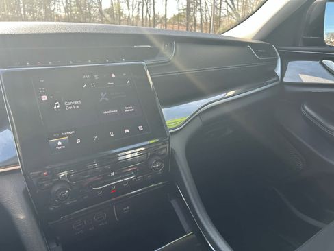 Used 2023 Jeep Grand Cherokee Laredo image 32