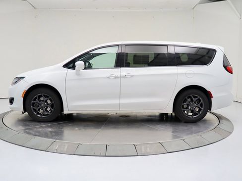 Used 2020 Chrysler Pacifica Touring w/ S Appearance Package image 2