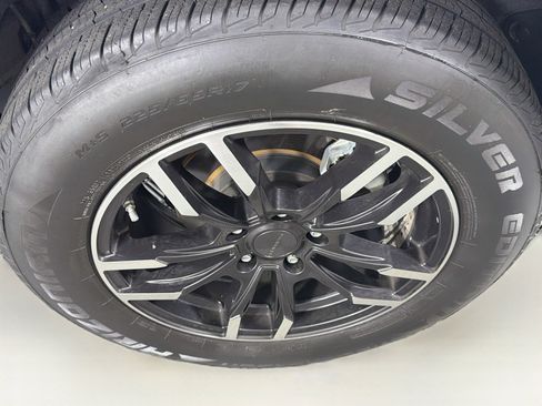 Used 2019 Toyota RAV4 LE FWD image 11
