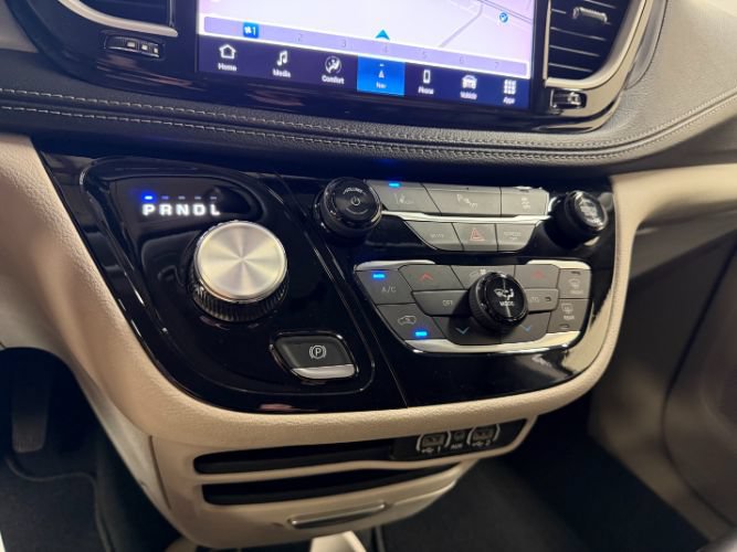 Used 2024 Chrysler Pacifica Limited FWD image 18