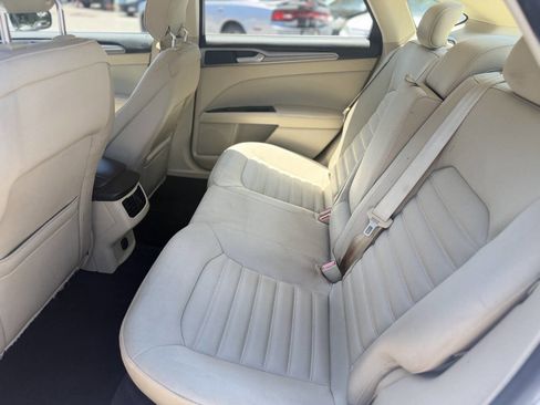 Used 2014 Ford Fusion SE FWD image 19