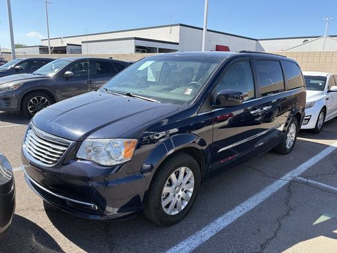 Used 2015 Chrysler Town & Country Touring w/ Driver Convenience Group FWD image 3