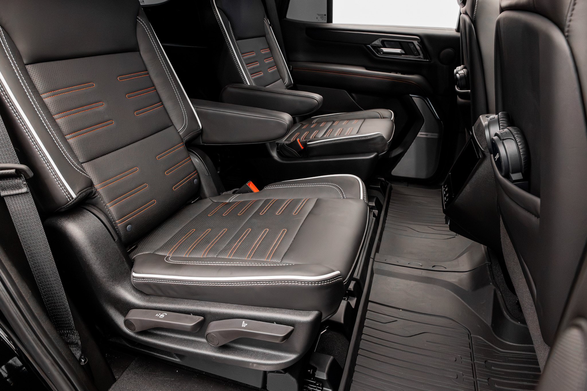 Used 2026 GMC Yukon AT4 Ultimate w/ LPO, Floor Liner Package AWD/4WD image 34