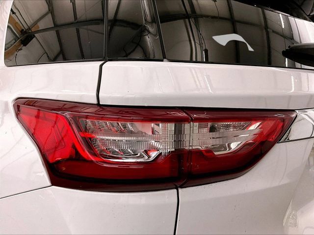 Used 2021 Chevrolet Traverse LT FWD image 29