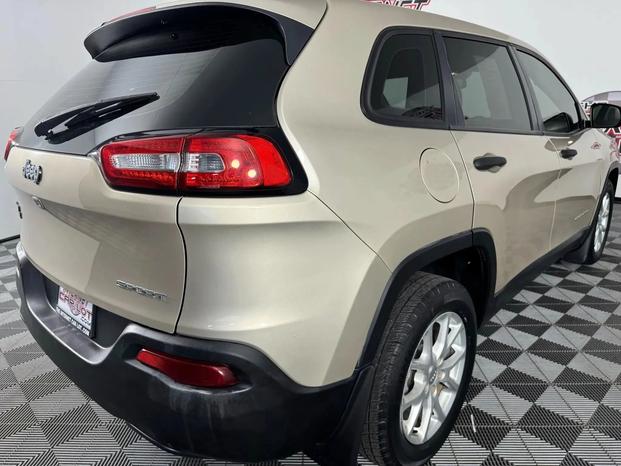 Used 2015 Jeep Cherokee Sport FWD image 25