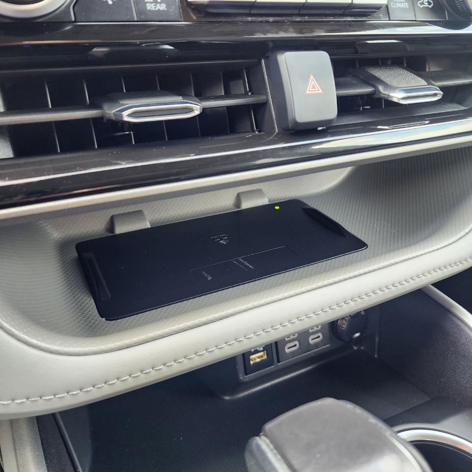 Used 2024 Toyota Highlander XLE FWD image 12