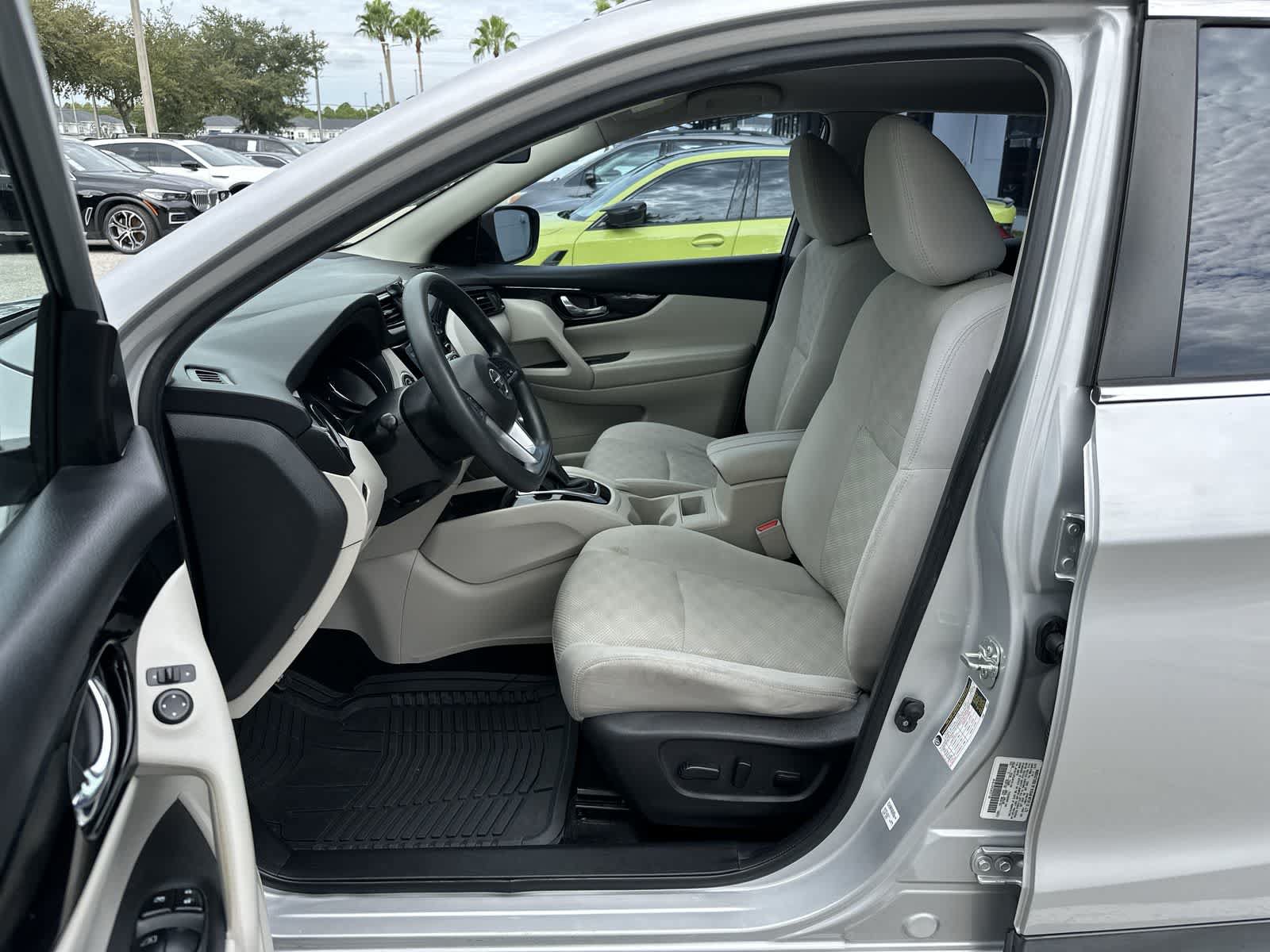 Used 2018 Nissan Rogue Sport SV FWD image 2