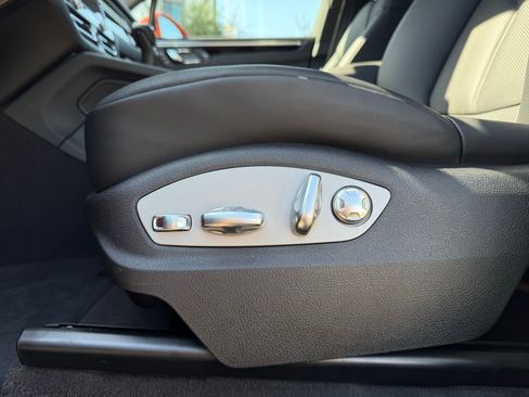 Used 2025 Porsche Macan AWD/4WD image 28