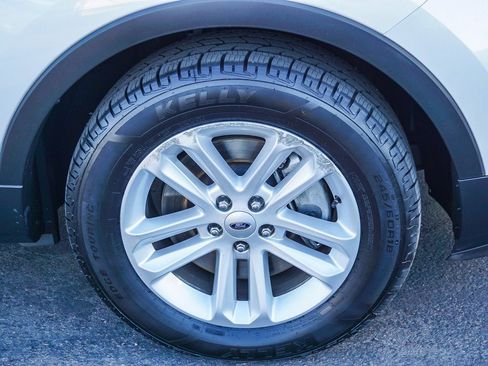 Used 2017 Ford Explorer XLT w/ Equipment Group 202A image 10