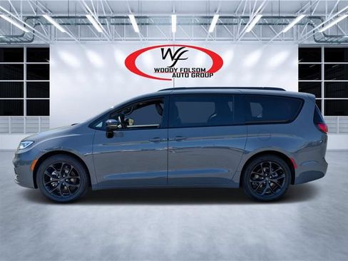 Used 2025 Chrysler Pacifica Limited FWD image 6