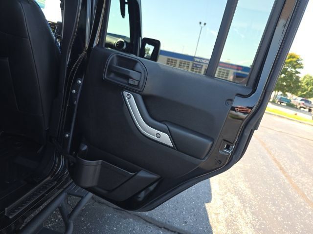 Used 2016 Jeep Wrangler Unlimited Sahara w/ Dual Top Group AWD/4WD image 33