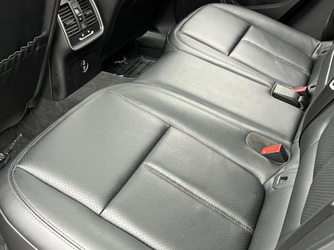 Certified 2025 Porsche Macan AWD/4WD image 19