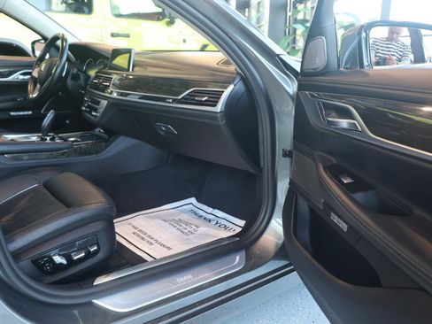 Used 2018 BMW 740i image 13