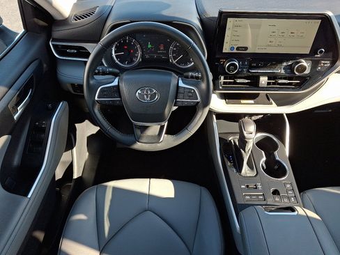 Used 2023 Toyota Highlander XLE image 9