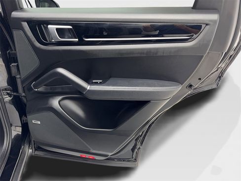 Used 2021 Porsche Cayenne Coupe image 41