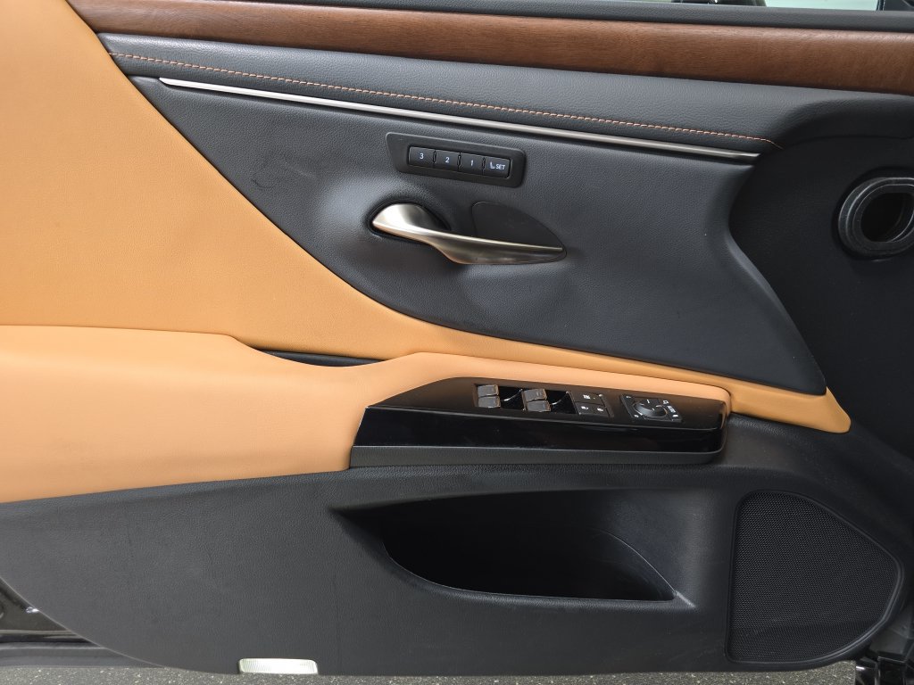Used 2025 Lexus ES 350 w/ Premium Package FWD image 27