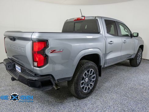 Used 2025 Chevrolet Colorado Z71 w/ Technology Package AWD/4WD image 7