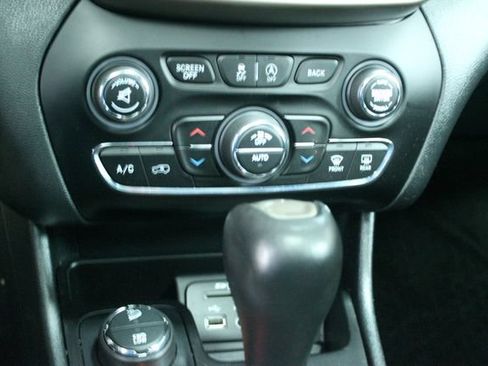 Used 2016 Jeep Cherokee Latitude AWD/4WD image 19