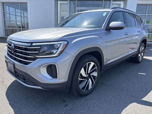 Used 2025 Volkswagen Atlas SE AWD/4WD image 2