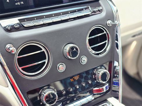 Used 2025 Rolls-Royce Cullinan image 32