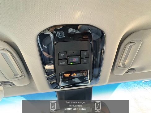 Used 2023 Toyota Venza LE image 19