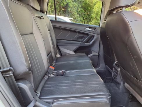 Used 2022 Volkswagen Tiguan SE w/ Panoramic Sunroof Package image 35