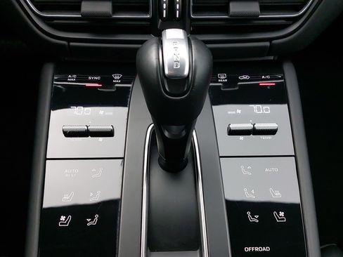 Used 2024 Porsche Macan Turbo w/ Premium Plus Package image 23