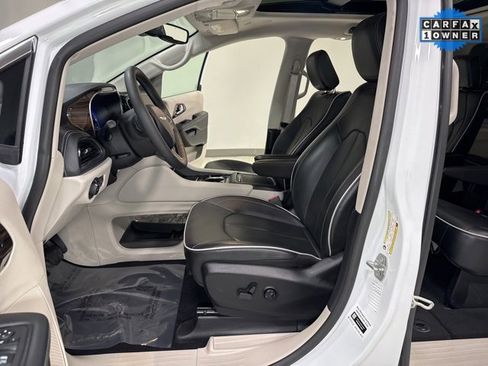 Used 2024 Chrysler Pacifica Limited image 13