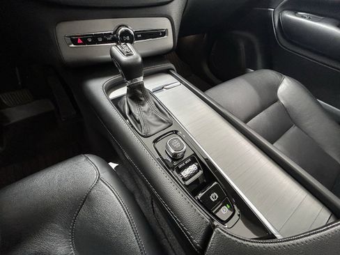 Used 2021 Volvo XC90 T5 Momentum w/ Climate Package image 22