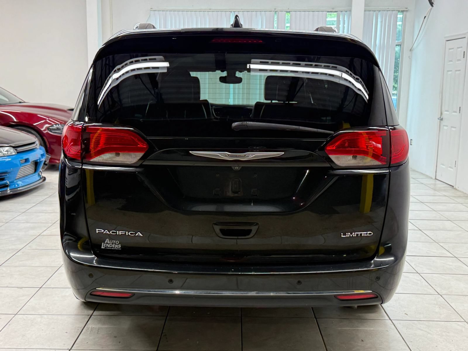 Used 2017 Chrysler Pacifica Limited FWD image 8