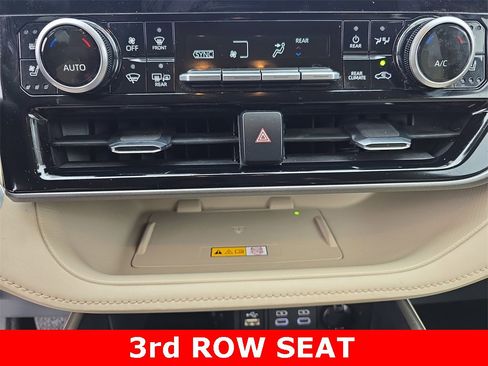 Used 2024 Toyota Highlander Limited image 22