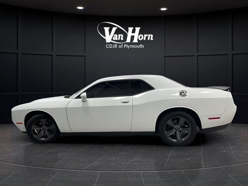 Used 2019 Dodge Challenger SXT RWD image 4