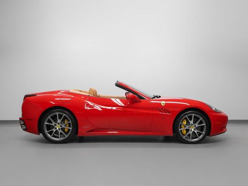 Used 2010 Ferrari California RWD image 8