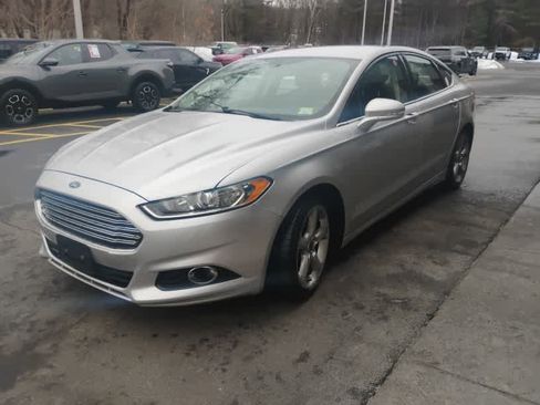 Used 2015 Ford Fusion SE w/ Equipment Group 201A image 4