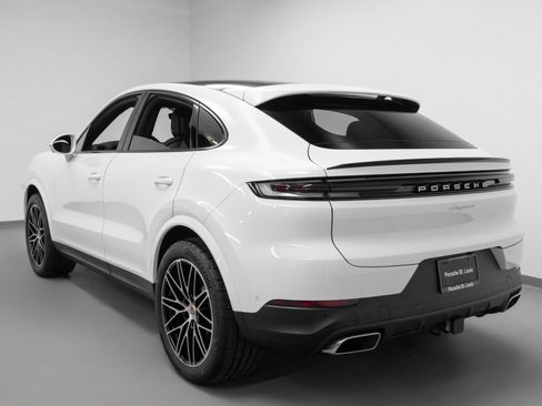 Certified 2024 Porsche Cayenne image 3