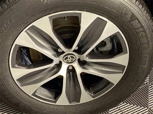 Used 2021 Toyota Highlander XLE image 28