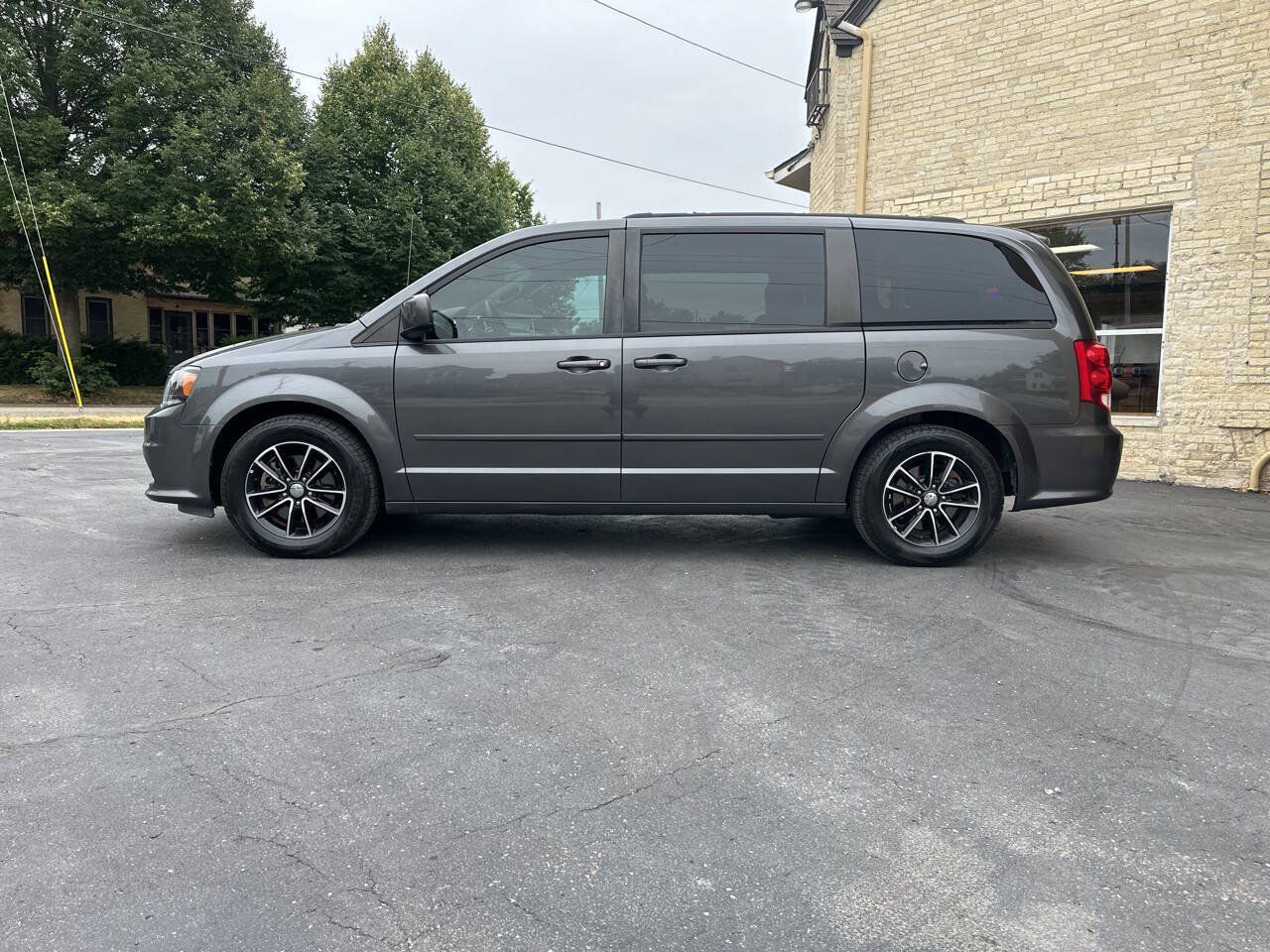 Used 2017 Dodge Grand Caravan GT FWD image 2