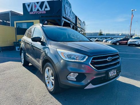 Used 2017 Ford Escape SE w/ Equipment Group 201A FWD image 3