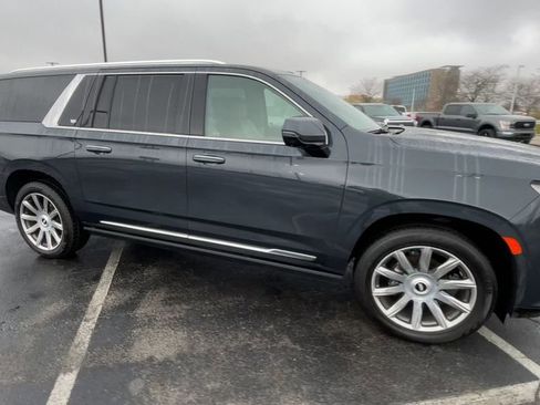 Used 2022 Cadillac Escalade ESV Premium Luxury Platinum image 3