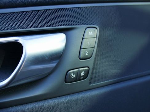 Used 2025 Volvo XC60 B5 Plus image 12